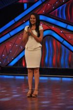 Sonakshi Sinha promotes Joker on the sets of ZEE Lil Masters in Famous on 20th Aug 2012 (45).JPG